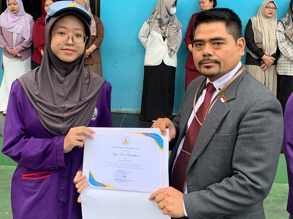 Pengumuman Peserta Terbaik Sidang Tugas Akhir TP.2025/2026 Warnai Upacara Bendera SMK Tunas Media