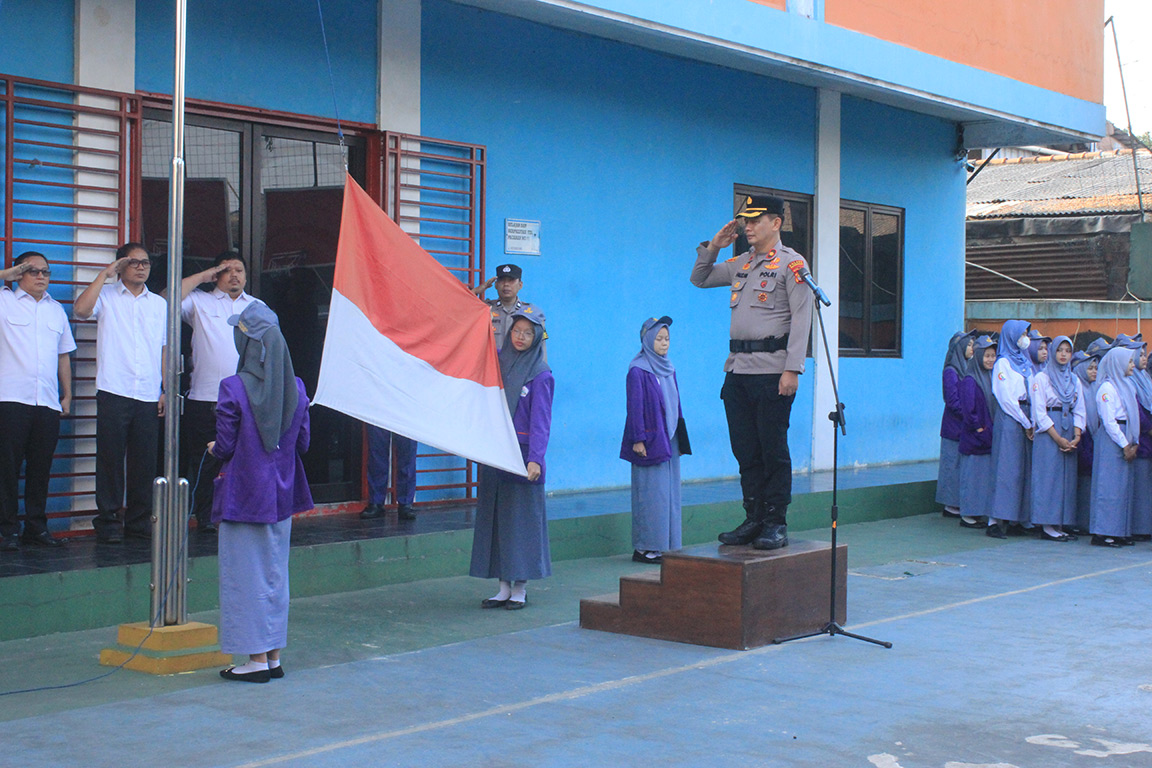 Kapolsek Bojongsari Jadi Pembina Upacara di SMK Tunas Media, Ingatkan Siswa Jauhi Tawuran dan Fokus Berprestasi